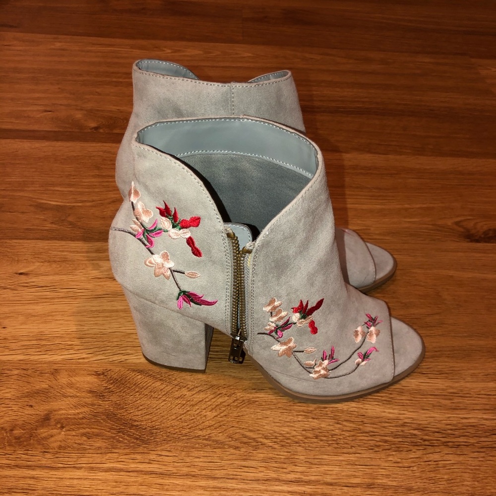 Gray Chunky Heels with floral pattern